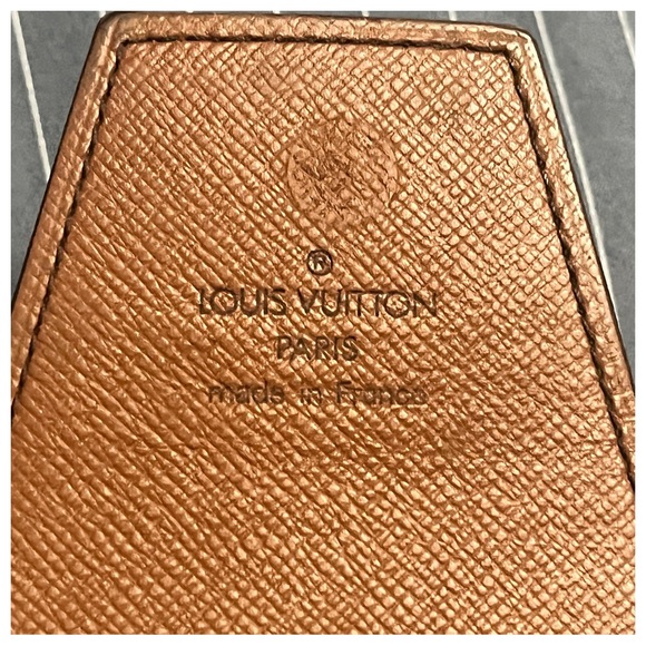louis vuitton cigarette case with strap 2000s Yellow (Strap Included) A new modern motif has been lasered on the metallic plaque hiding the credo humidificator and on the removable wooden tray. LOUIS VUITTON Coffret Cigares Monogram